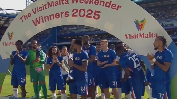 再添一冠切尔西获季前赛获胜奖杯，詹姆斯领奖杯＆与队友分享