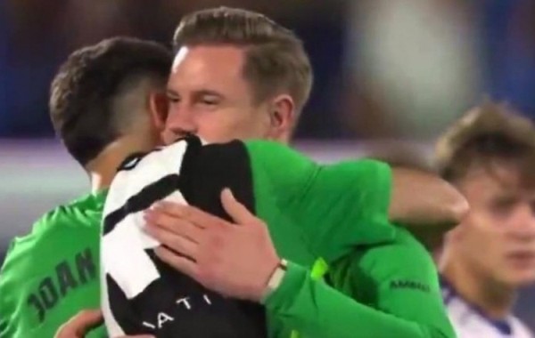 特尔施特根赛后主动和霍安-加西亚拥抱，每体：这才是队长的榜样