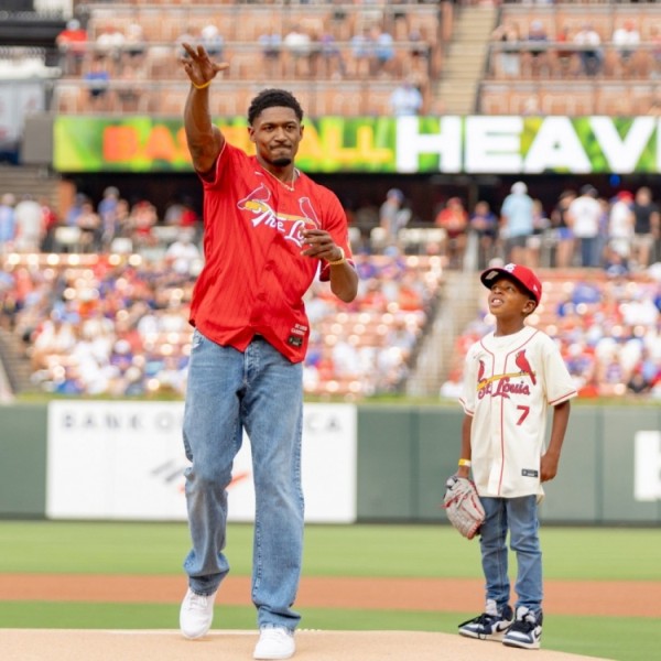 家乡的骄傲！比尔受邀为老家MLB球队红雀队开球！