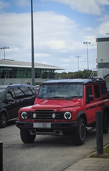 红魔球迷吐槽塞斯科红色吉普车：希望他球踢得比选车的品味好