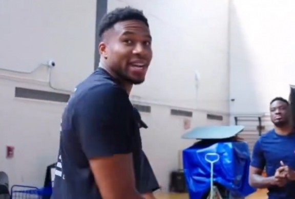 字母哥：我中距离联盟第2&我、德罗赞、KD、布克、还有一个我忘了