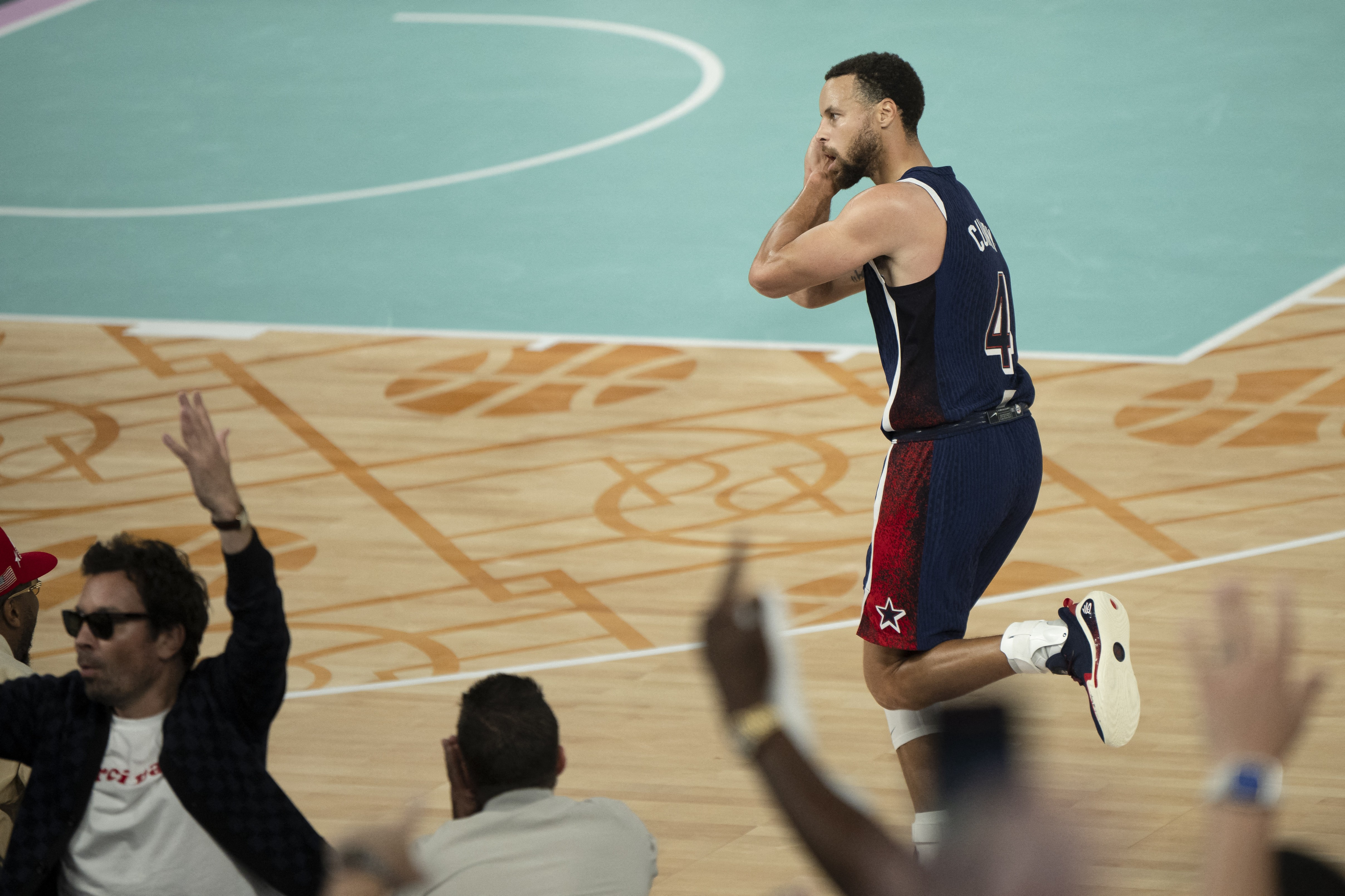 去年今日：美国男篮奥运险胜法国夺金 库里最后上演“晚安时刻”