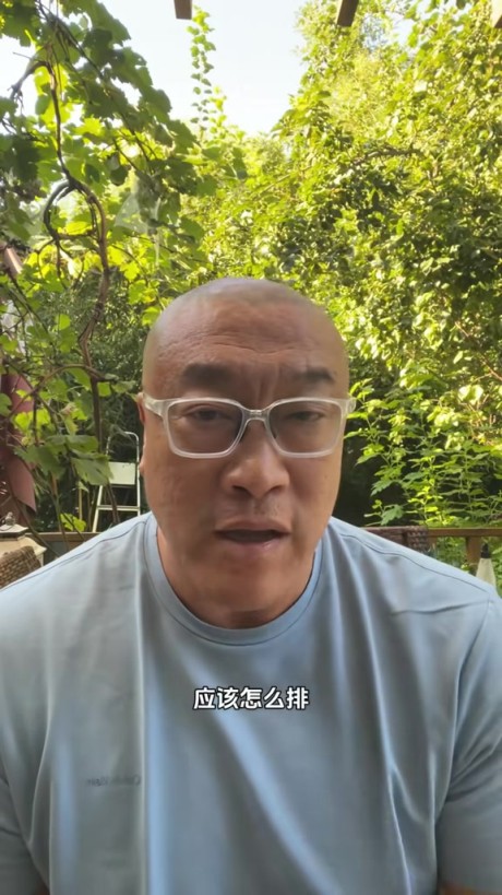 守规矩！约基奇观看热身赛慌忙掏证件乖乖等待核验